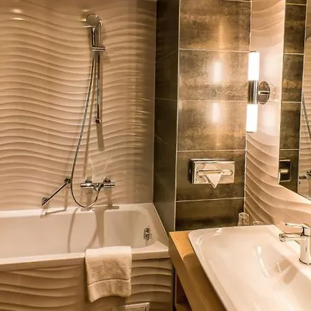 Budapest-budaoers By Ihg 4* Budaors